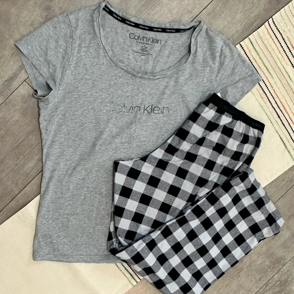 Calvin Klein Women’s 2 Pc Pajamas Set Logo T-Shirt and Black Plaid Pants Size M